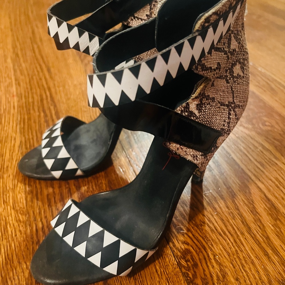 ‘Taylor Says’ high heels 7.5